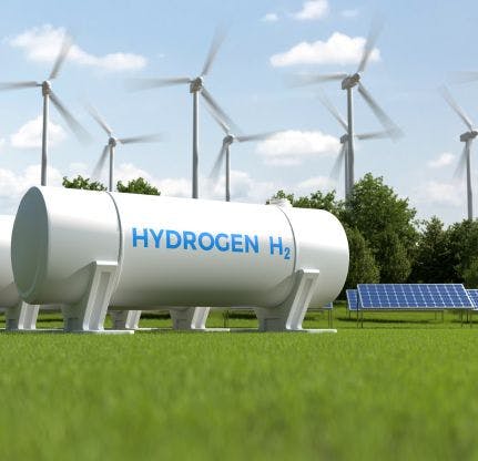 Ein Wasserstofftank im grünen Feld