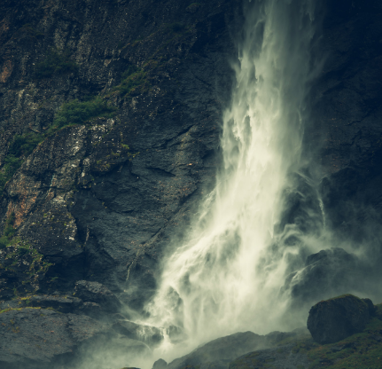 Ein Wasserfall aus einem Berg