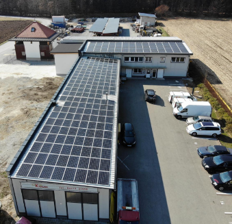 Eine Photovoltaikanlage auf dem Dach der Elektro Kavalirek GmbH